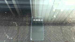 レーザーカッターでiPhoneケースを刻印しています