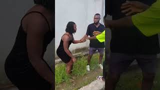 le cameroon🇨🇲une fille qui vole la poule et elle veut s'enfuir avec le cameroon🇨🇲une fille qui vole la poule et elle veut s'enfuir avec