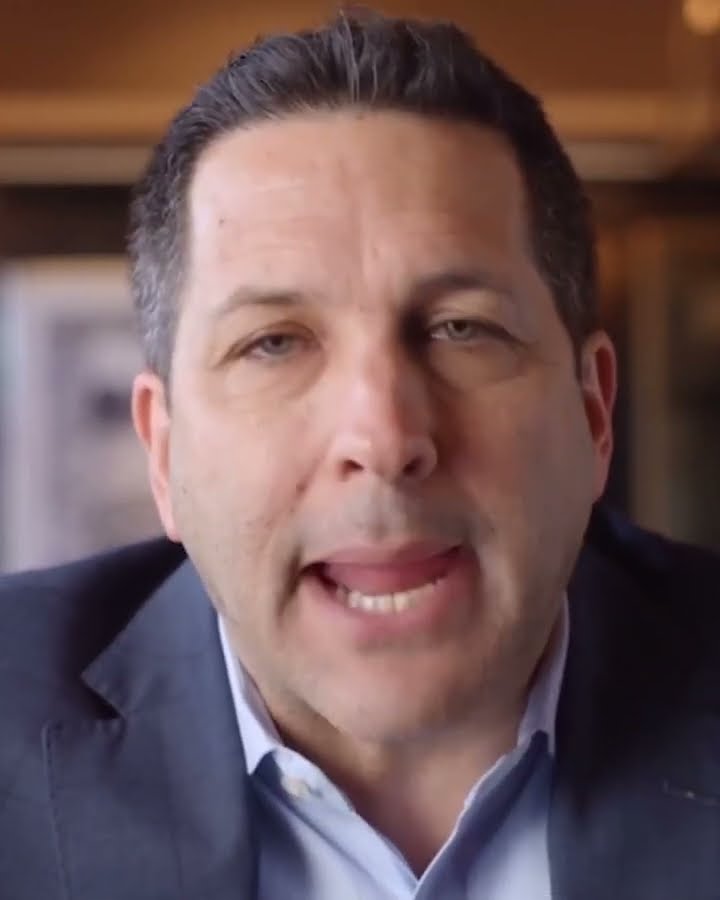 Adam Schefter's unlikely role in the origins of the Bills Mafia movement ?
