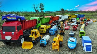 🚚 GEWELDIG!! Lange Tronton-vrachtwagen die speelgoed lost: politieauto, zandwagen, bulldozer 🚒