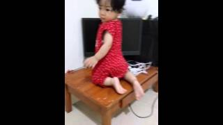 Kyra Adreena Manjat Meja