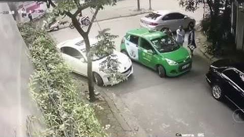 Đã đỗ xe ngang ngược, người đi Mercedes còn đánh tài xế taxi đổ máu