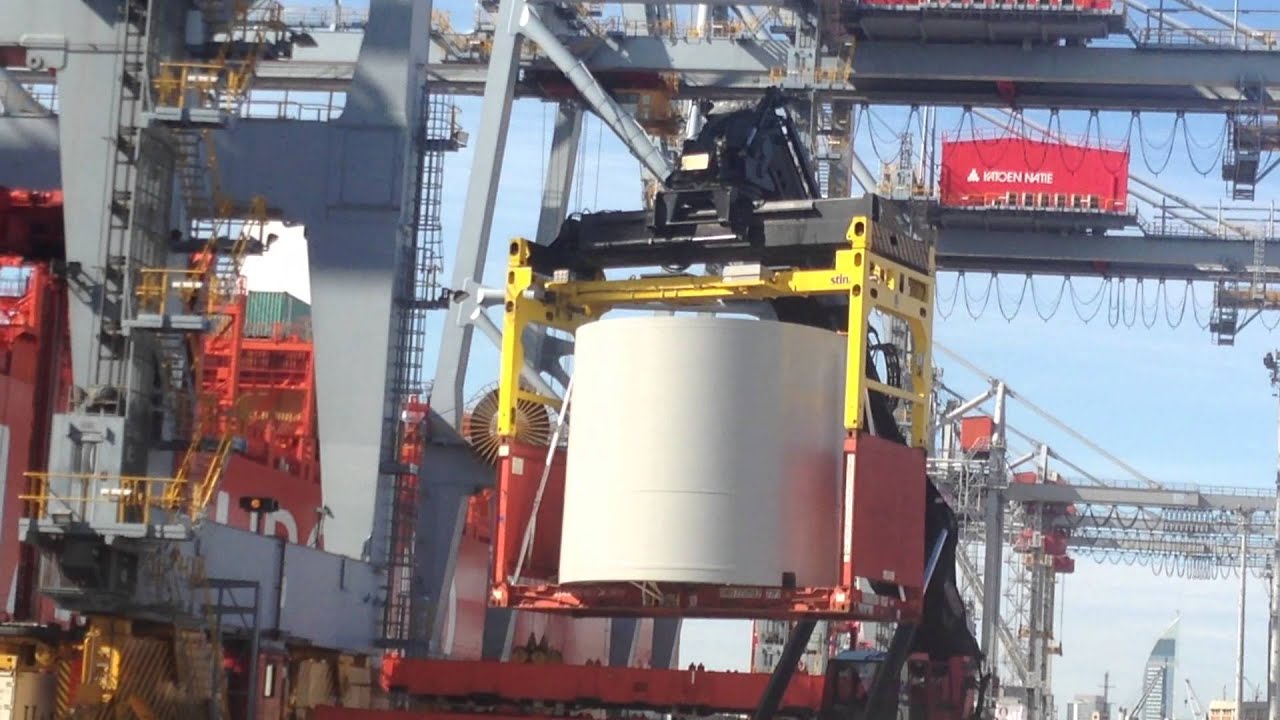 OHSIII below a reach stacker