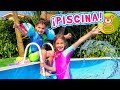 Lara y Niko se bañan en la PISCINA con el Nenuco Nadador