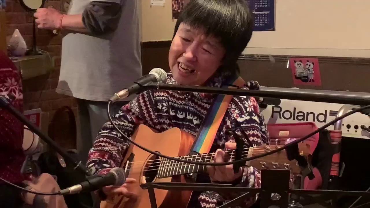 脳性まひの女性が弾き語る 手足に障害 支えられギターライブ 動画 高知新聞