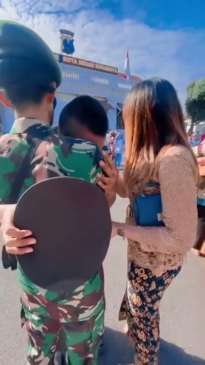 momen haru TNI peluk putranya yang lulus jadi polisi viral di Tik-tok ‼️ #tni #polisi #ibu #shorts