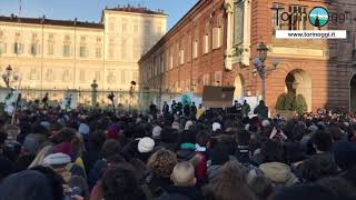 Greta Thunberg in piazza a Torino: minuto di silenzio e canzone per il clima