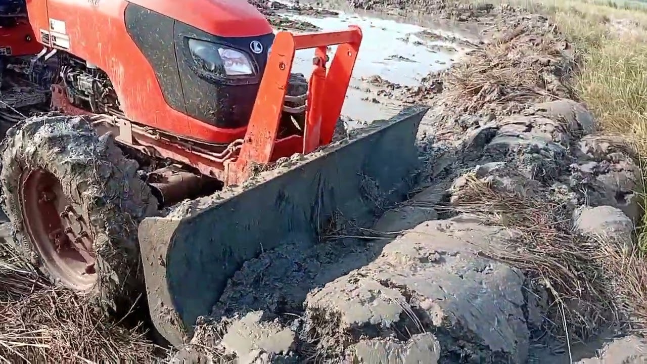 🚜 Hard work in the fields!#FarmLife #TractorLife #WorkDay #RuralVibes 🌾💪