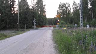 Freight train passed KYLMÄMÄKI (Km.0432 0852) level crossing in Pieksämäki, Finland