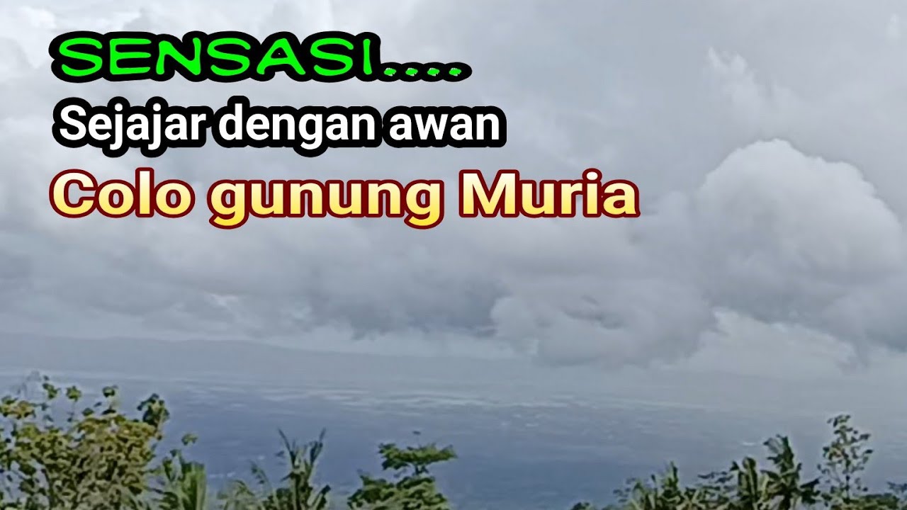 Sejajar dengan awan berjalan di gunung Muria
