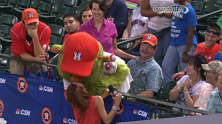 TEX@HOU: Orbit kisses Astros reporter Julia Morales