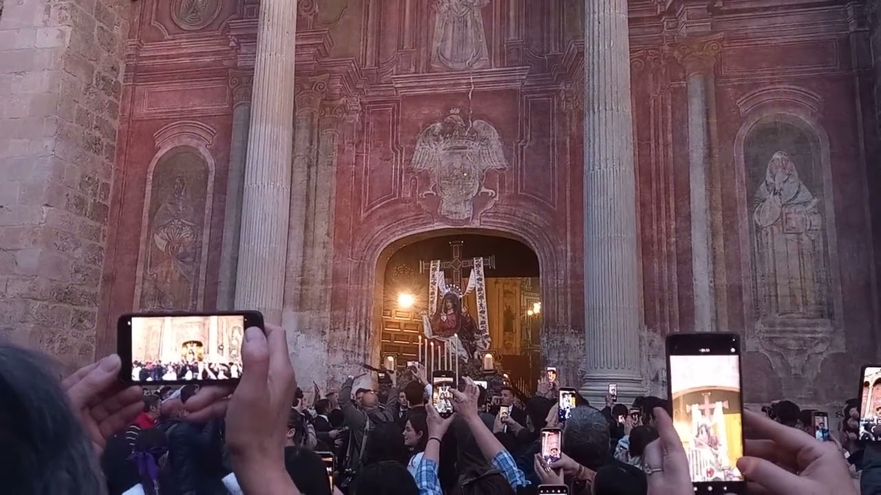 Salida de la Virgen de la Soledad Viacrucis Federación de Cofradías Granada 2026