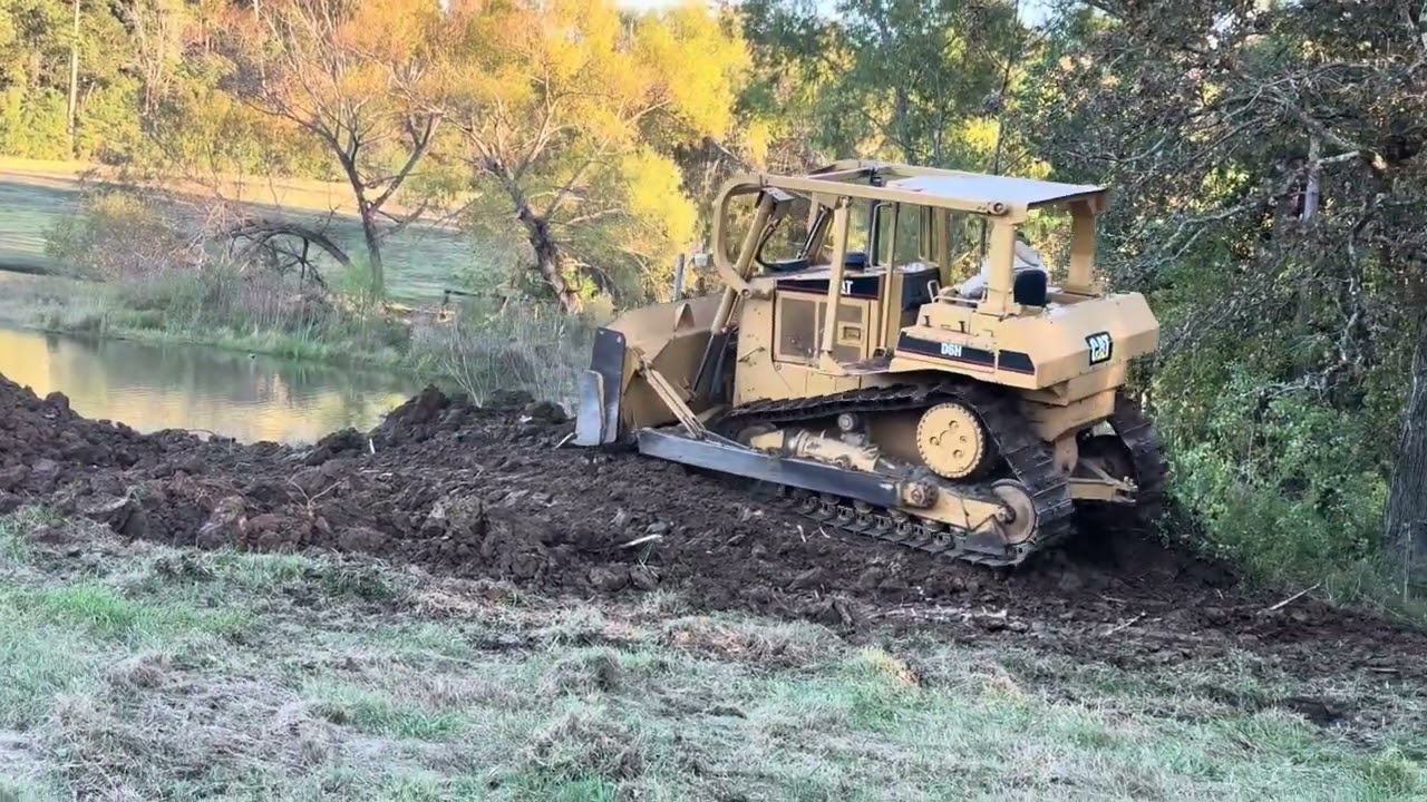 D6H Cat moving some dirt11-10-25￼