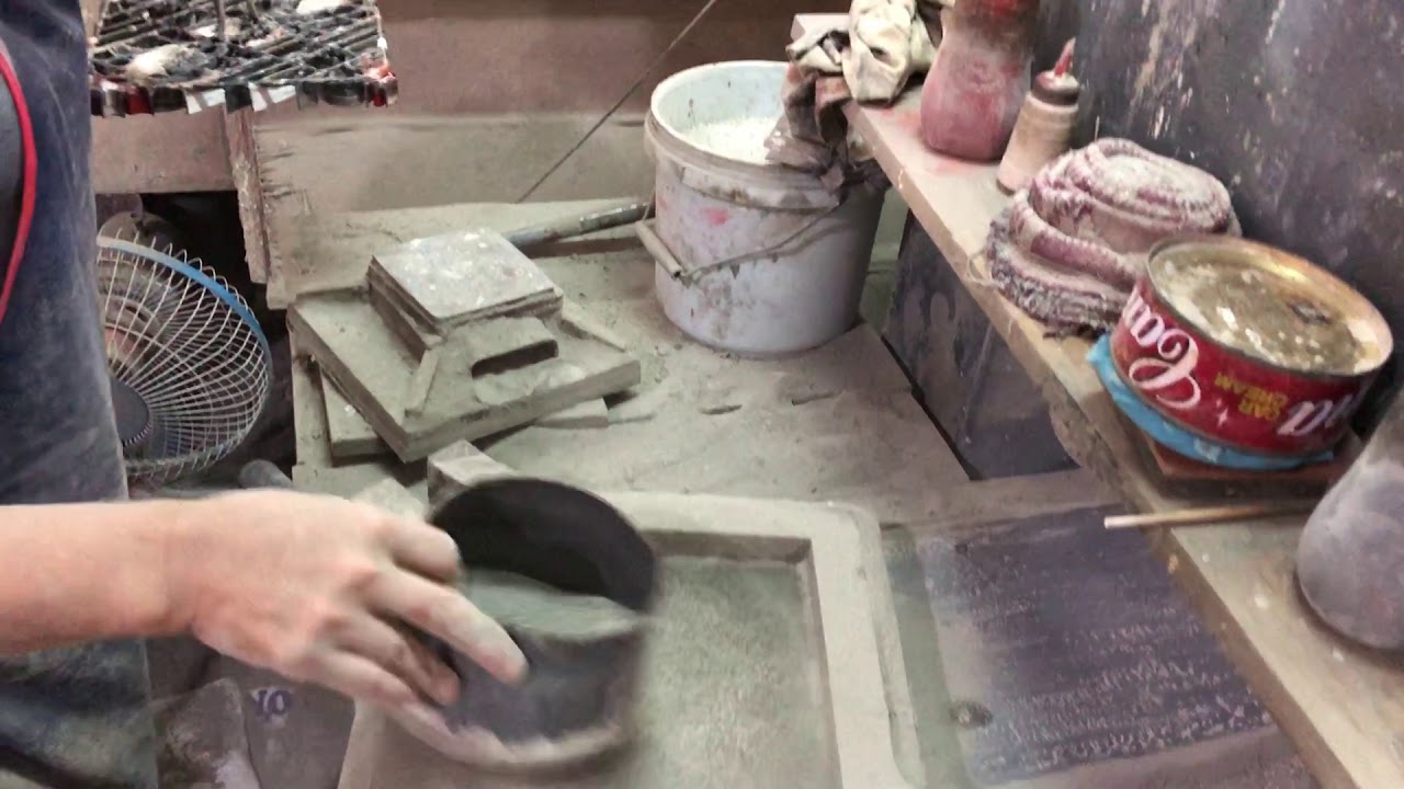 Fabrication artisanale d'un carreau de ciment - Carodeco