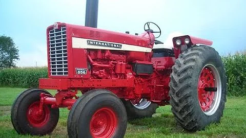 Kolik koní má traktor 806 International?