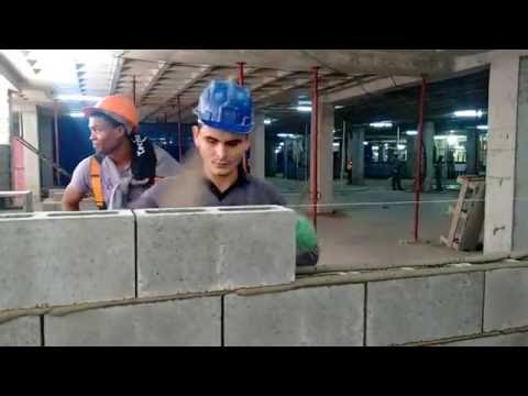 Como assentar bloco de concreto com a bisnaga de aplicação de argamassa