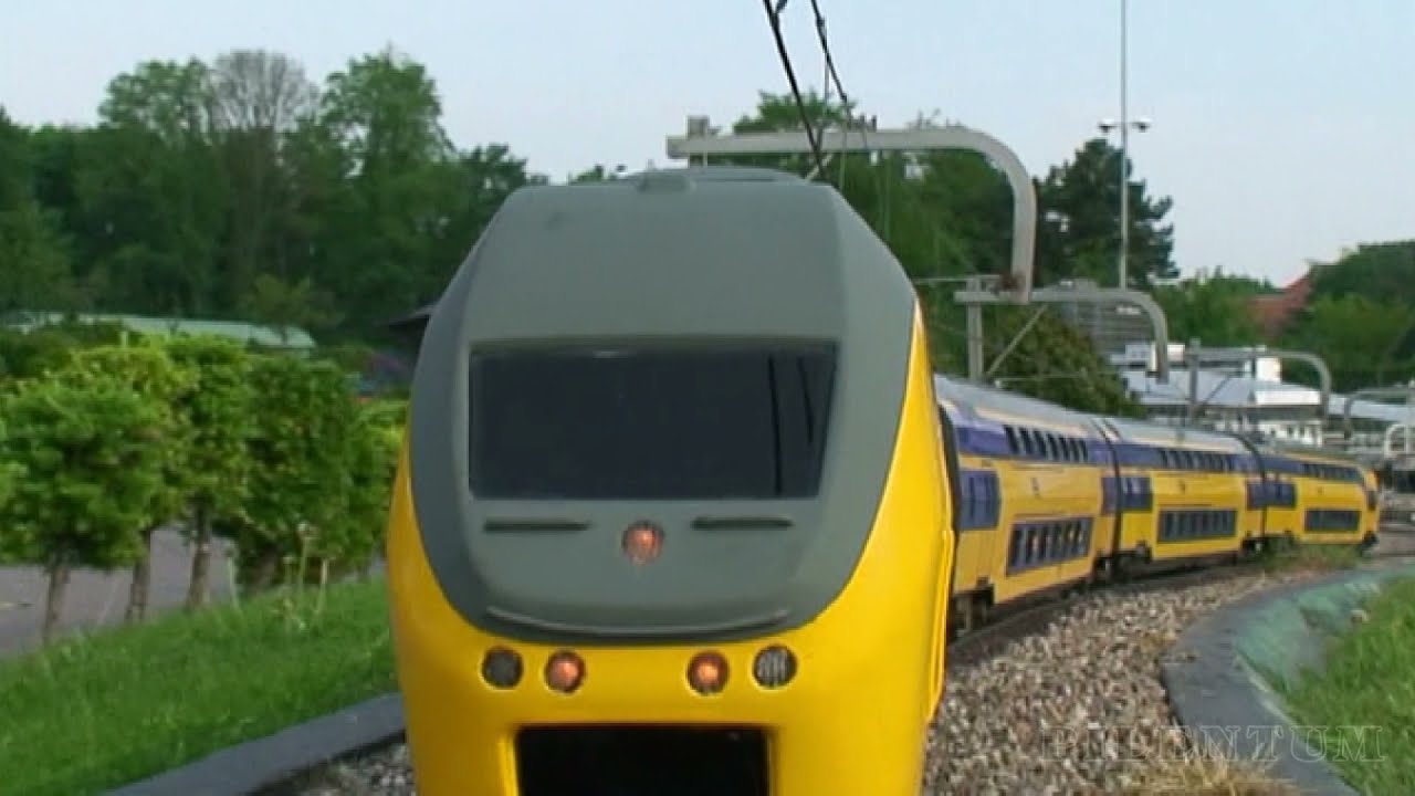 Модельные поезда в миниатюрном мире Мадуродама: красивая садовая железная дорога в масштабе 1/25