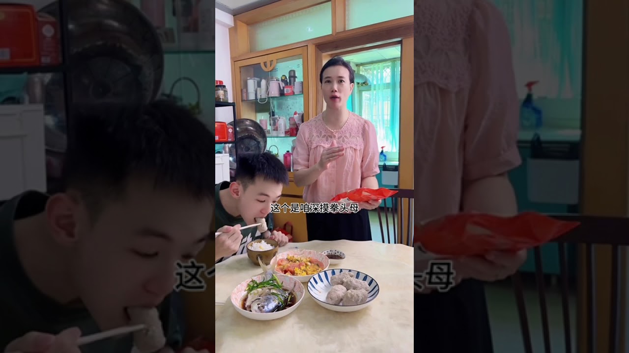 在泉州，有一种肉丸叫拳头母，它不是圆的，而是像拳头一样的肉饼，吃起来也比普通的肉丸更有嚼劲。平时拿来煮汤或者当小吃都可以，也可以像我这样用淀粉水给它裹上一层薄薄的衣，放油锅里煎一煎，煎到两面金黄就可