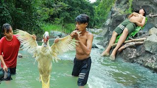 Survival in the rainforest-mans found duck with sponge flower for cook in clay -Eating delicious