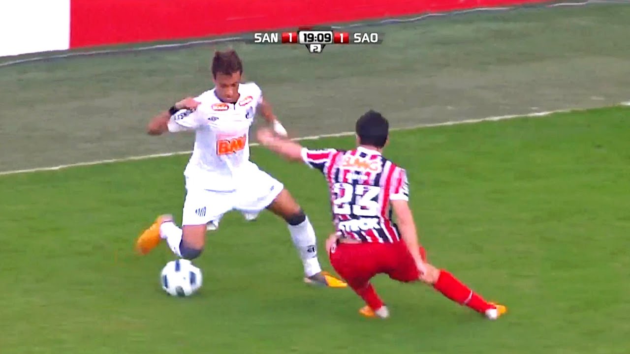 Neymar enfrentando o São Paulo na Vila Belmiro em 2011