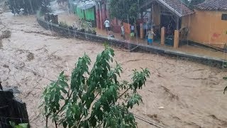 Video Detik-detik Datangnya Banjir Bandang yang Melanda Cicaheum Bandung