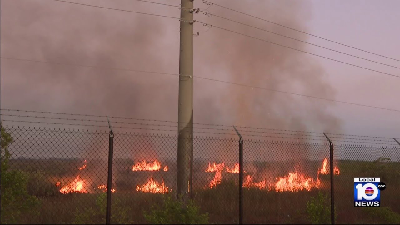 South Miami-Dade brush fire continues to burn, cause disruptions - YouTube