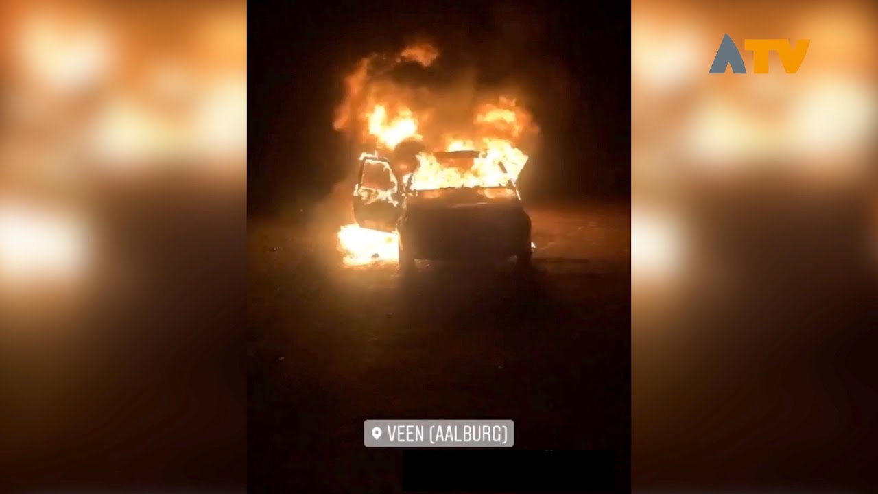 Sloopauto in lichterlaaie op beruchte kruising in Veen - Altena TV