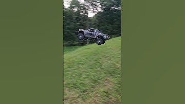 Arrma EXBs jumping the levvy! 😎🔥🤘 #arrma #kraton #mojave #exb #jump #rc #rccars #shorts