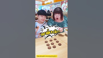 Cậu bé hỏi mẹ trên bàn có mấy cái bánh?