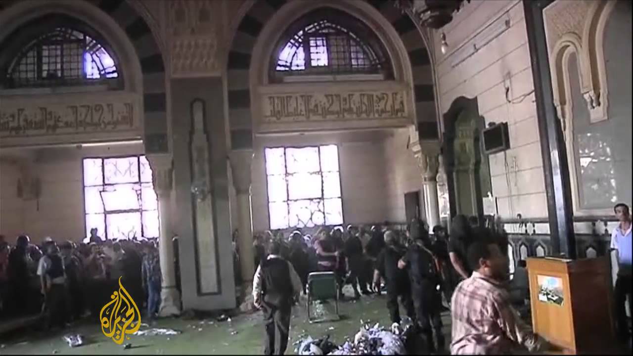 قامت القوات المصرية بإخلاء مسجد القاهرة من المتظاهرين