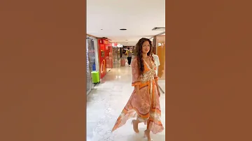 منى فاروق تخطف الانظار في المول 