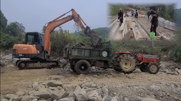 Cầu Khe Trang.Chở cấp phối đắp đường dẫn làm đường vào mố Cầu để chở vật liệu.Ghép ván khuôn lõi dầm