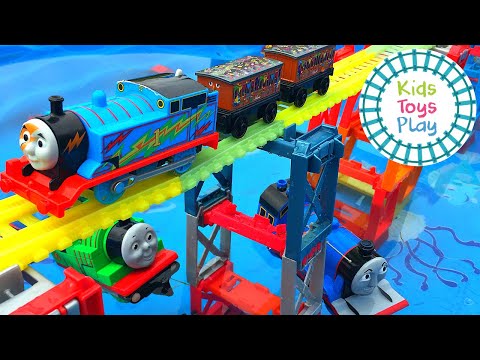 Vidéo: Thomas trackmaster s'adapte-t-il aux rails en bois ?