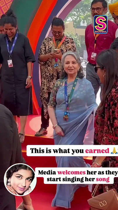 Paps Sing For Evergreen Sharmila Tagore As She Walks On Red Carpets | Bollywood | N18S
