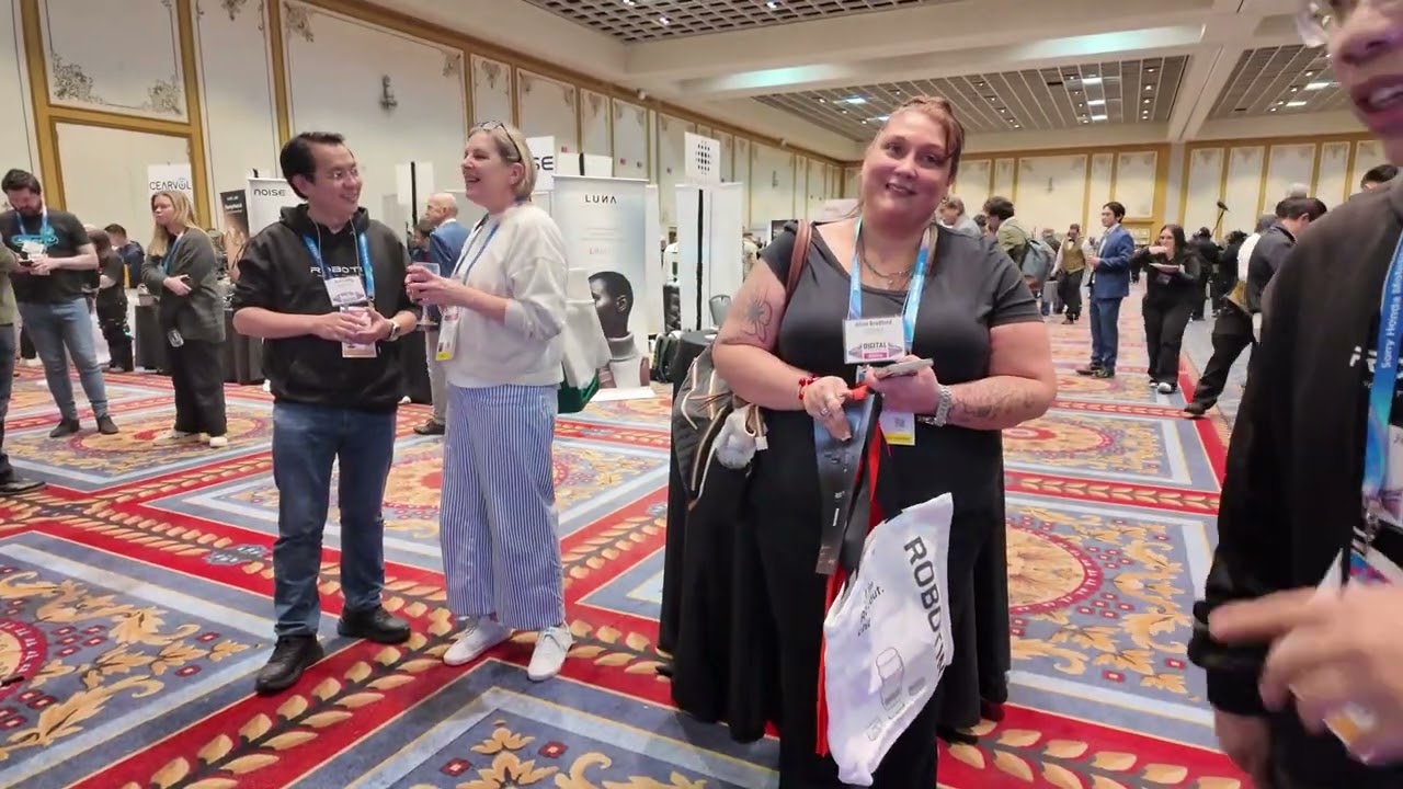 RobotIn R2 Pro at CES Unveiled & Pepcom | World's First Carpet Washing Robot