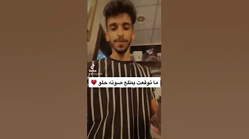 يجهز الطلب للزبون وطلبه يغني معه وانصدم ان صوته حلو 