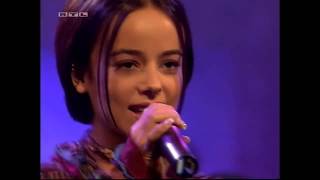 Alizée - Moi... Lolita Live (Top of the Pops - 2001-10-20 - England - RTL) Resimi