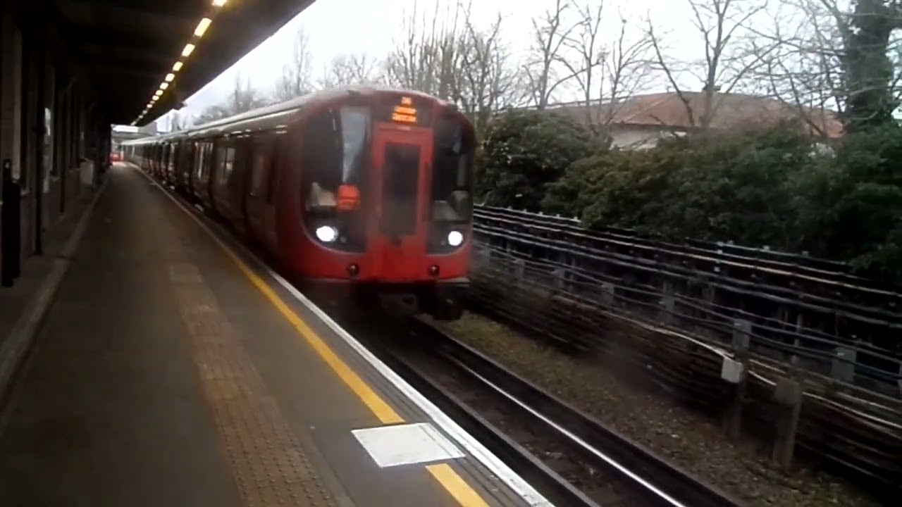Trains at Upney station 23/12/23