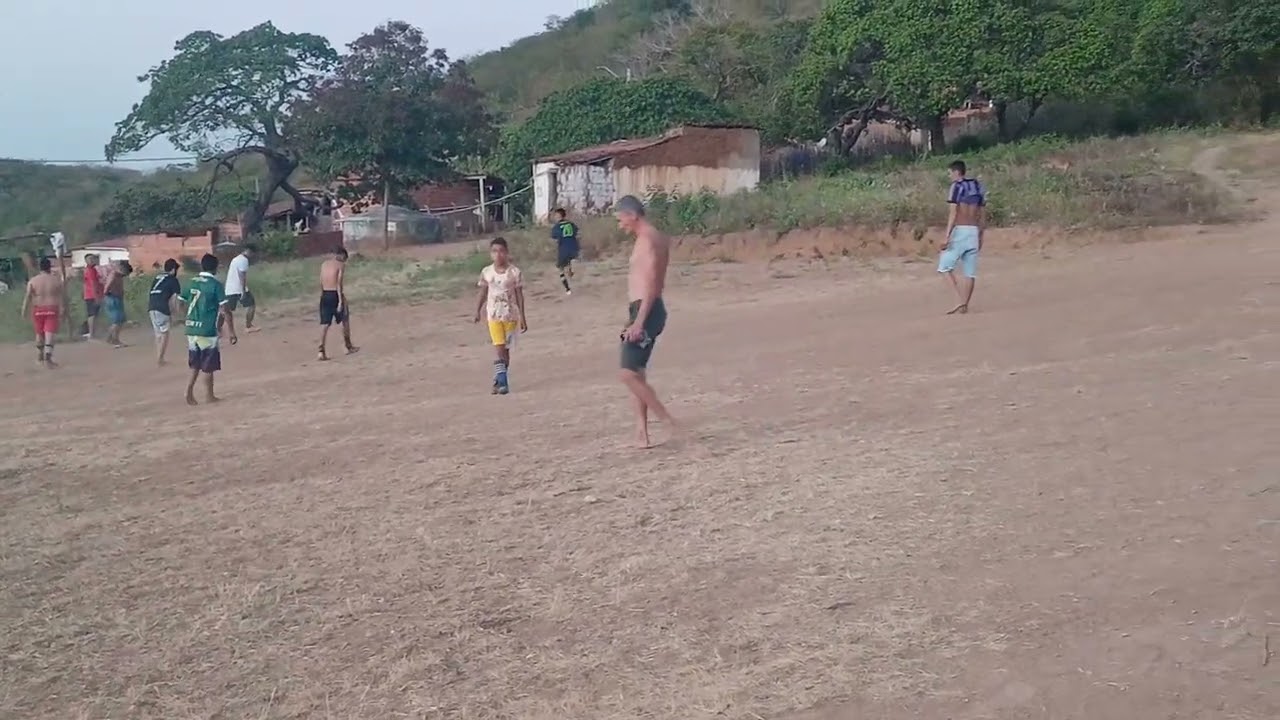 A GALERA  BATENDO UMA PELADA