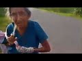 impactante la encontré en la carretera luchando por su comidita le ayude con dinero