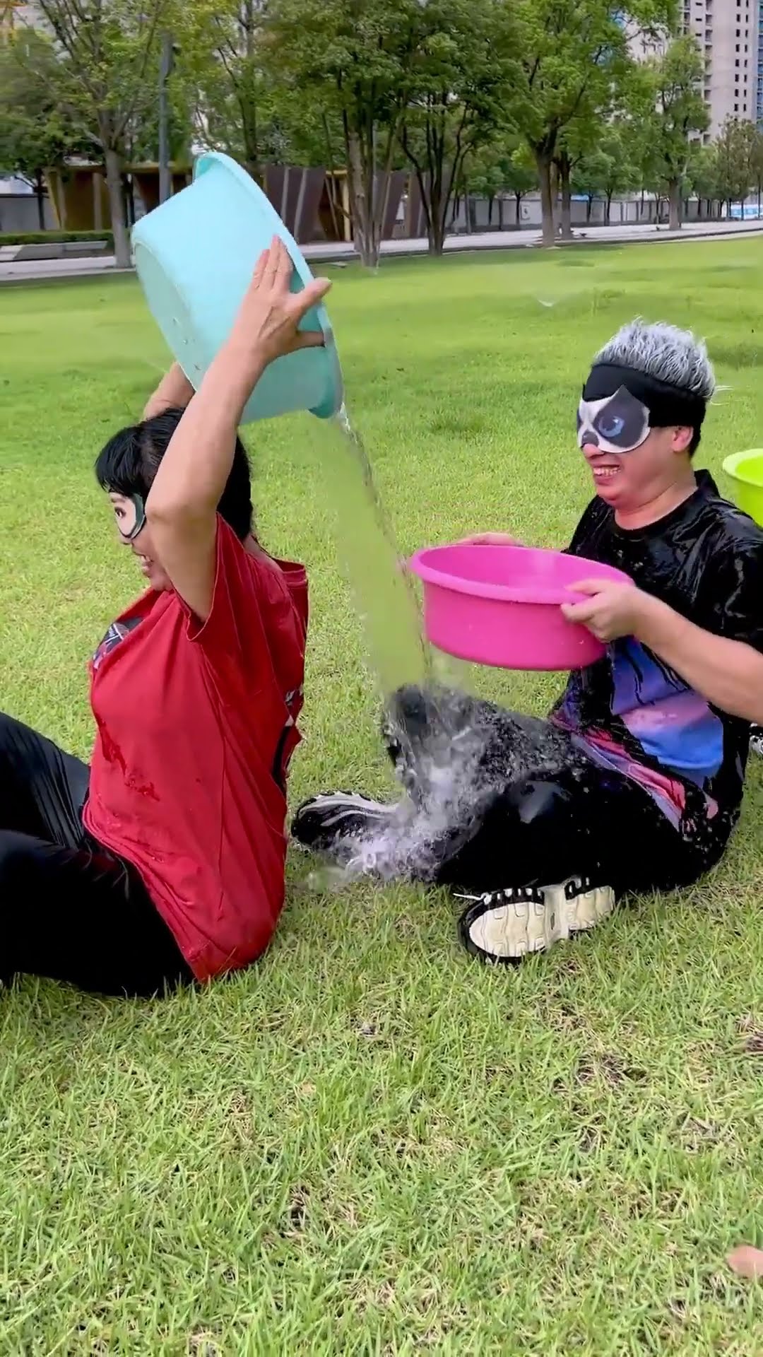 Relay Passes A Tub Of Water! Who Wastes The Most?#Funnyfamily#Partygames#Shorts#Challenge