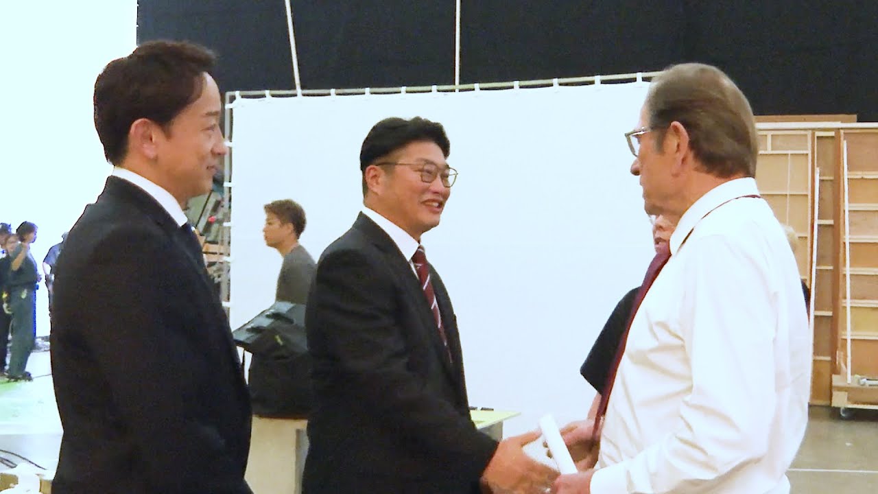 『地面師』山本耕史＆松尾諭コンビが宇宙人ジョーンズと対面！あのシーンをセルフパロディ！？　サントリーコーヒー「クラフトボス」新TV-CM「宇宙人ジョーンズ・ある日の会議室」篇