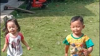 keseruan kakak. azqa bermain dengan adik ismi