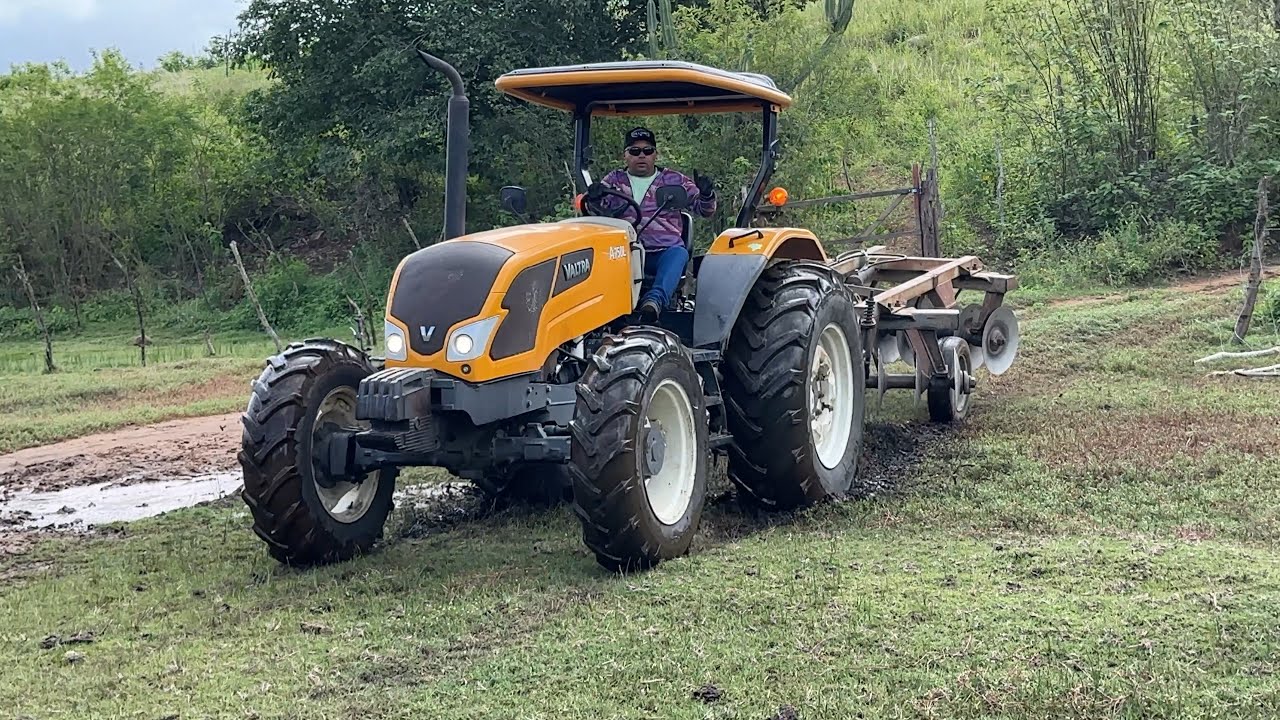 O tratorista  voltando pra casa pelo caminho estreito e cheio de porteiras após gradear a terra