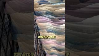 北京前门,微风拂过,纱幔随风舒展流动。网友:“我在胡同里,拍到了‘千里江山图’!” | CCTV