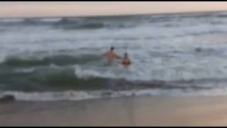 En bikini desafiando al temporal marítimo