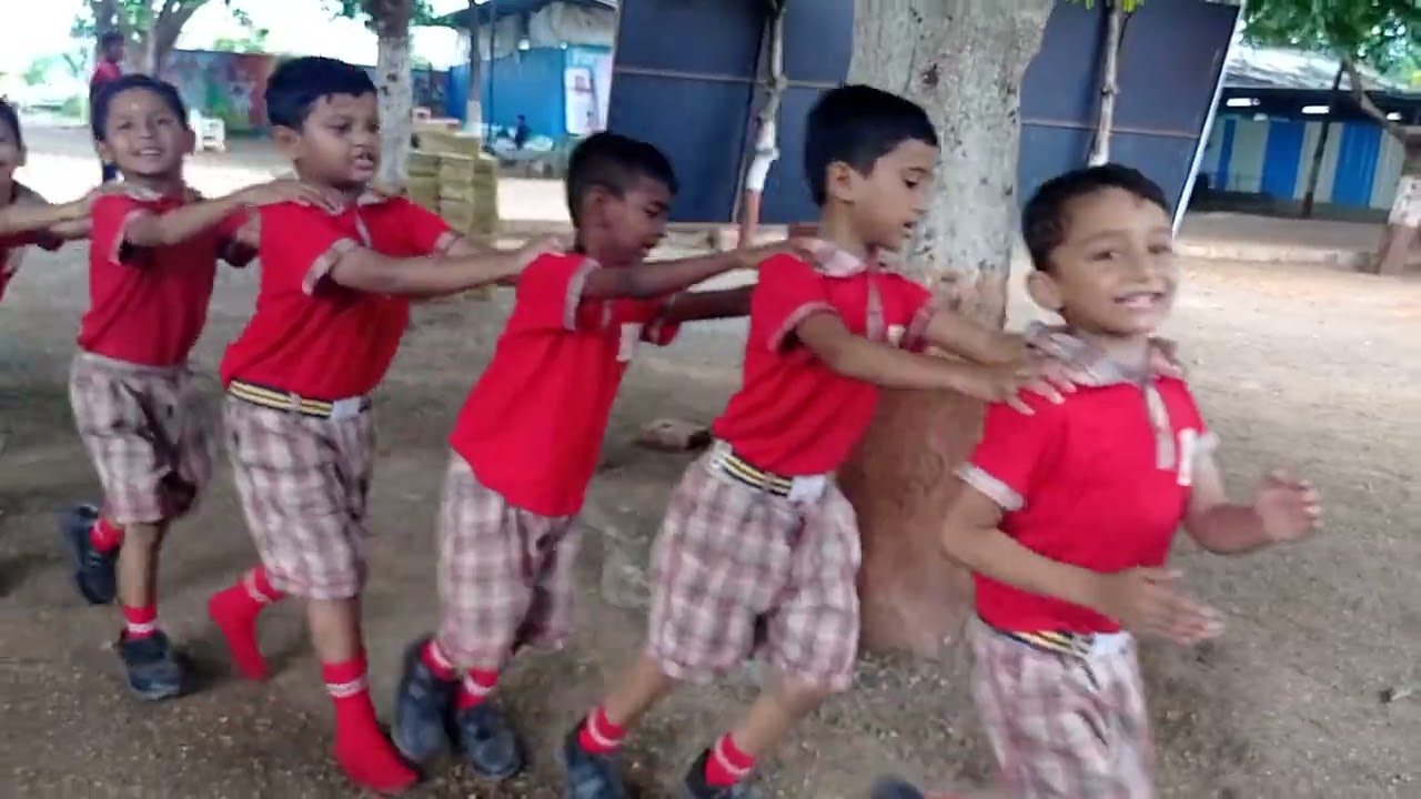 1 ली च्या विद्यार्थ्याघी झुक झुक गाडी कुठे चालली  तर पहा........