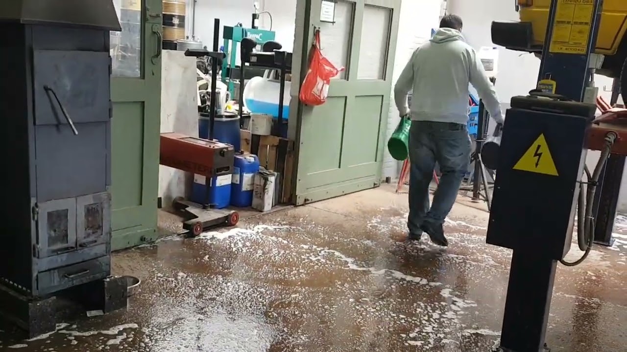 Moistening the Floor with AQUAQUICK 2000 - Auto Beters - AQUAQUICK 2000 CLEANING  DEMO - HENGELO