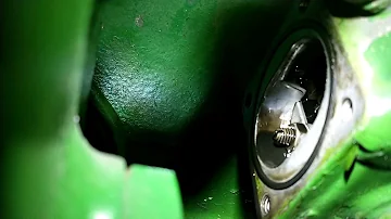 Kolik oleje pojme traktor John Deere 4440?