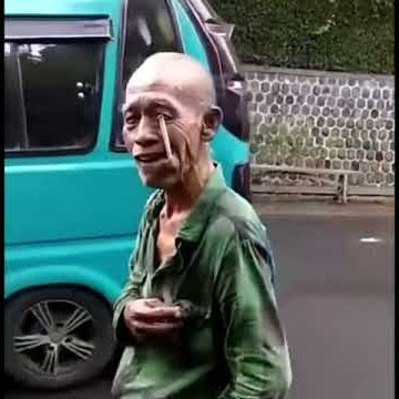 Kakek jago merokok